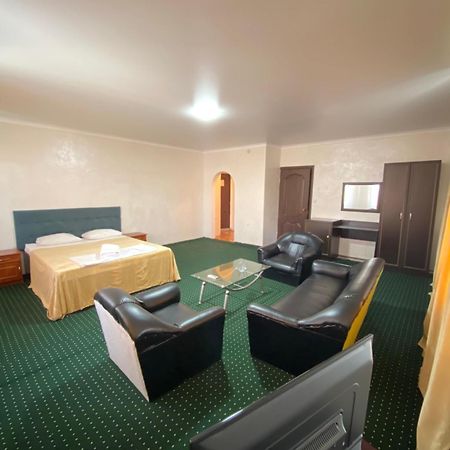 Vista 1 Hotel Turkistan Bagian luar foto