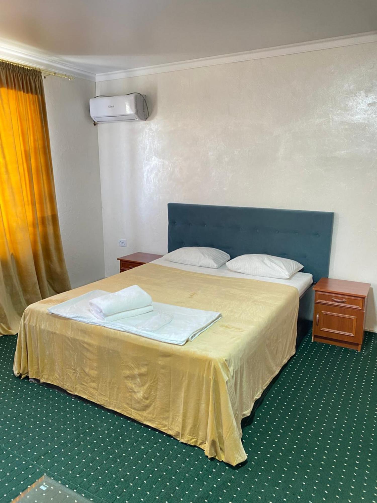 Vista 1 Hotel Turkistan Bagian luar foto