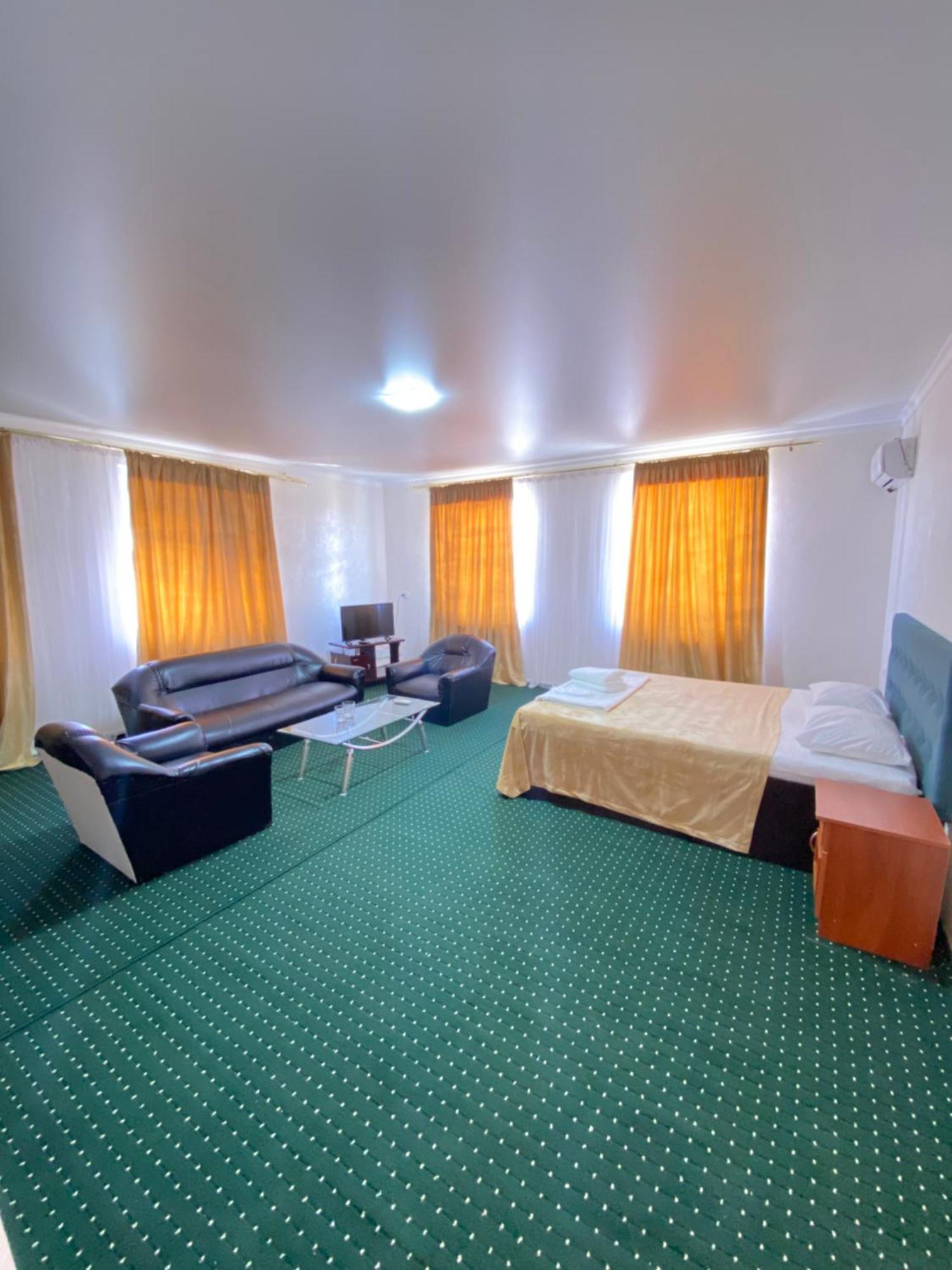 Vista 1 Hotel Turkistan Bagian luar foto