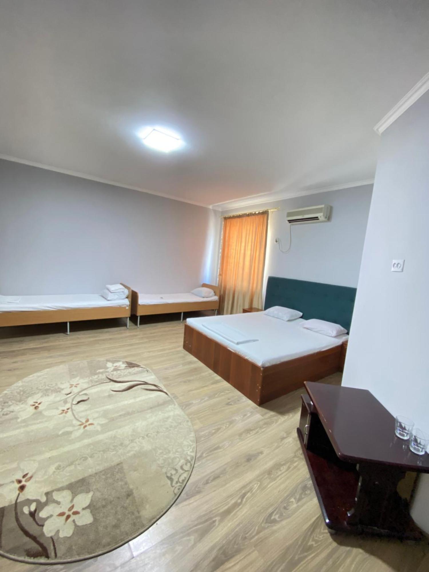 Vista 1 Hotel Turkistan Bagian luar foto